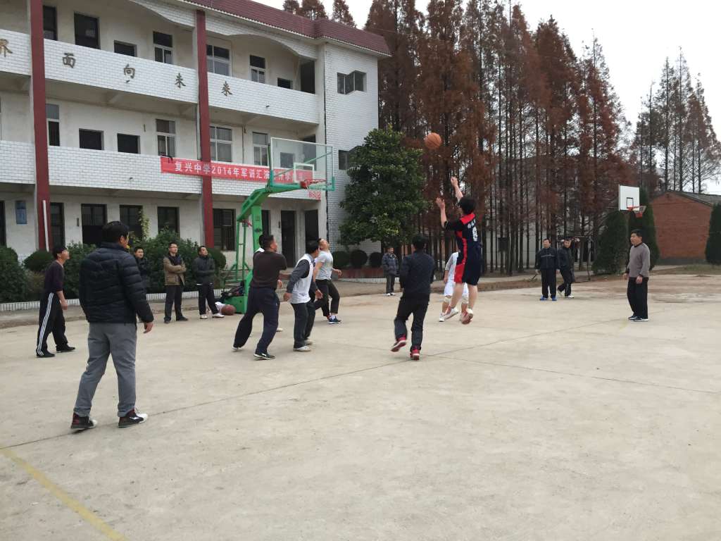 宿松县临江产业园排涝站工程项目部与宿松县复兴中学进行篮球友谊赛